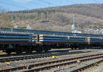 Drehgestellflachwagen für Schwellen (Oberbauwagen) 37 80 4726 033-6 D-BBL (P), ein Schwellenwagen der Gattung Sps, Privatwagen der BBL Logistik GmbH am 24.03.2021, beladen mit Beton Schwellen, im