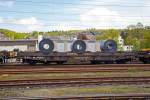 Drehgestellflachwagen mit sechs Rads�tzen, mit Lademulden f�r Coiltransporte der Gattung Sahmms-t 710 Nummer 31 80 4871 412-1 RIV D-DB der DB Schenker Rail Deutschland AG, abgestellt am 09.05.2015