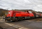 Die Kreuztaler 265 031-5 (92 80 1265 031-5 D-DB), eine Voith Gravita 15L BB der DB Cargo AG, fährt am 14.02.2022 nach einem längeren Hp0 in Niederschelden (da Schranke noch offen war), mit