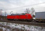 Die 193 323-3 (91 80 6193 323-3 D-DB) der DB Cargo AG f�hrt am 27.01.2023 mit einem „HUPAC“ KLV-Zug durch Rudersdorf (Kr.