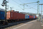 4-achsiger Drehgestell-Containertragwagen der Gattung Sgns 691der DB Cargo AG,  31 80 4556 224-2 D-DB, der DB Cargo AG, beladen mit Containern, am 25.03.2022 im Zugverband bei einer Zugdurchfahrt im