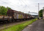 Zweiachsiger großräumiger Schiebewandwagen (Gedeckter Wagen in Sonderbauart), 21 80 2462 610-1 D-DB der Gattung Hbbillns 305 der DB Cargo AG, am 21 Mai 2024 im Zugverband bei einer