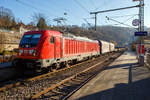 Die 187 148-2 (91 80 6187 148-2 D-DB) der DB Cargo AG fährt am 13 November 2025 mit einem Coilzug durch Betzdorf (Sieg) in Richtung Köln.