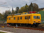 Der Oberleitungsrevisionstriebwagen (ORT) 708 325-6 der DB Netz AG, ex DR 188 325-5, fährt am 29.04.2021 durch Betzdorf (Sieg) in Richtung Köln.