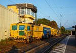 Die Plasser & Theurer Universalstopfmaschine UNIMAT 09-475/4S, Schweres Nebenfahrzeug Nr. D-DGU 99 80 9424 001-2 und die Plasser & Theurer Schnellschotterplaniermaschine SSP 110 SW, Schweres Nebenfahrzeug Nr. 99 80 9425 068-0 D-DGU, sind am 05.09.2021 im Bahnhof Haiger abgestellt.

Die UNIMAT 09-475/4S eine Kombinierte Gleis- und Weichenstopfmaschine wurde 2011 von Plasser & Theurer unter der Fabriknummer 1358 gebaut und an die DGU geliefert.

TECHNISCHE DATEN der Unimat 09-475/4S:
Spurweite: 1.435 mm
Länge über Puffer: 31.540 mm
Drehzapfenabstände: 6.400 mm / 3.500 mm / 14.000 mm
Achsabstände im Drehgestell: 1.800 mm
Lauf- und Triebraddurchmesser: 920 mm (neu)
Anzahl der Achsen: 8
Gesamtwicht: 122,6 t
Anhängelast: 50 t
Höchstgeschwindigkeit: 100 km/h
Bremse: KE-GP mZ K
kleinster befahrbarer Radius: R 150
zul. Streckenklasse: D4 und höher
zur Mitfahrt zugelassene Personen: 5