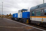 Die D 03 alias 270 010-8 (98 80 0270 010-8 D-DLB) eine MaK G 1202 BB der DLB - Die Länderbahn GmbH, ex D III der Regentalbahn AG, hat am 24.11.2022 im Bahnhof Schwandorf den weiter als RE 25
