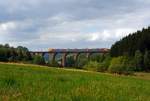 Ein 5-teiliger Flirt der HLB (Hessischen Landesbahn) als RE 99 Main-Sieg-Express (Siegen-Gie�en-Frankfurt am Main), hier Umlauf HLB 24973, f�hrt am 20.08.2013 �ber den Rudersdorfer Viadukt in Richtung