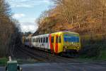   Der Dieseltriebzug VT 72 (95 80 0628 072-0 D-HEB / 95 80 0629 072-9 D-HEB) der HLB (Hessische Landesbahn), ex VT 72 FKE Frankfurt-Königsteiner Eisenbahn AG, fährt am 23.12.2015 von