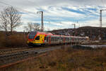 Der 5-teilige Stadler FLIRT 429 044 / 429 544 der HLB (Hessischen Landesbahn) f�hrt am 31.12.2021, als RE 99  Main-Sieg-Express  (Gie�en – Siegen), von Ruderdorf (Kr.