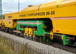 Im Einsatz....
Der Plasser & Theurer Dynamic Stopfexpress 09-3X, Schweres Nebenfahrzeug Nr. 99 80 9121 027-3 D-JH, ex VDM-Nr. 97 40 71 501 17-1, eine Dreischwellenstopfmaschine der Joseph Hubert GmbH & Co. KG am 25.09.2022 in Niederschleden hier beim Bahnhof (geografisch eigentlich Niederschelderhütte).

Hier als Detail mit gehoben Stopfpickeln, der Schlitten fährt in Arbeitsrichtung wieder nach vorne (im Bild nach rechts). Die Maschine fährt ja kontinuierlich in Arbeitsrichtung weiter.
