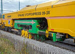 Im Einsatz....
Der Plasser & Theurer Dynamic Stopfexpress 09-3X, Schweres Nebenfahrzeug Nr. 99 80 9121 027-3 D-JH, ex VDM-Nr. 97 40 71 501 17-1, eine Dreischwellenstopfmaschine der Joseph Hubert GmbH & Co. KG am 25.09.2022 in Niederschleden hier beim Bahnhof (geografisch eigentlich Niederschelderhütte).

Hier als Detail mit eingetauchten Stopfpickeln, beim Stopfen. Die Maschine fährt kontinuierlich in Arbeitsrichtung weiter, die feste Lage wird durch den Schlitten ausgeglichen. 
