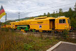 Im Einsatz....
Der Plasser & Theurer Dynamic Stopfexpress 09-3X, Schweres Nebenfahrzeug Nr. 99 80 9121 027-3 D-JH, ex VDM-Nr. 97 40 71 501 17-1, eine Dreischwellenstopfmaschine der Joseph Hubert GmbH & Co. KG am 25.09.2022 in Niederschleden hier beim Bahnhof (geografisch eigentlich Niederschelderhütte).

Der Dynamic Stopfexpress 09-3X wurde 2001 von Plasser & Theurer in Linz (A) unter der Maschinen-Nr. 2996 gebaut.  

Die Dynamic 09-3X sind kontinuierlich arbeitende Nivellier-, Hebe-, Richt- und Drei-Schwellen-Stopfmaschinen mit integrierter dynamischer Gleisstabilisation. Sie ermöglichen das Stopfen von drei Schwellen in einem Arbeitsgang. Dadurch wird eine hohe Arbeitsgeschwindigkeit erzielt. Diese Maschinen sind jedoch für den Bereich von Weichen geeignet. Bei der Stopfung wird der Schotter unter der Schwelle verdichtet, wodurch ein stabiles Schwellenauflager entsteht.

TECHNISCHE DATEN:
Spurweite: 1.435 mm
Achsanzahl: 8
Länge über Puffer: 33.540 mm
Drehzapfenabstand: 15.700 mm / 11.000 mm
Gesamtgewicht: 123 t
Höchstgeschwindigkeit (eigen/geschleppt):100km/h 
Motorleistung: 550 kW (Deutz Dieselmotor)
Kleinster befahrbarer Gleisbogen: R 150 m
Anhängelast: 50 t
Motorleistung Stopfmaschine: 440 kW
Zugelassen für Streckenklasse: C2 oder  höher
Bremse: KE-GP mZ
Bremsgewichte: G = 82 t / P = 96 t
Zugelassen zur Mitfahrt:  6 Personen
