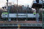 Die Siemens Vectron 193 781-2  (91 80 6193 781-2  D-ITL) der CAPTRAIN Deutschland GmbH / ITL Eisenbahngesellschaft mbH fährt am 08 Dezember 2022 mit einem Containerzug durch den Hauptbahnhof