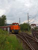 Lok 45 (MaK G 1204 BB) der  Kreisbahn Siegen-Wittgenstein (KSW) mit G�terzug kommt am 16.08.2011 in Kreuztal von der KSW-Gleisanlge und f�hrt aufs DB Gleis ein.