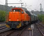 Im Regen - Die Lok 44 - MaK G 1000 BB (271 004-4) der Kreisbahn Siegen-Wittgenstein (KSW) f�hrt mit ihrem G�terzug am 14.09.2012 von Betzdorf/Sieg in Richtung Siegen los.