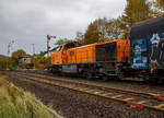   Die KSW 46 (92 80 1277 807-4 D-KSW), eine Vossloh G 1700-2 BB der Kreisbahn Siegen-Wittgenstein, hat am 30.10.2020 mit einem Coilzug den Bf.