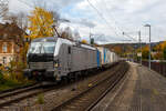 Die recht neue und ecco-rail GmbH (Wien) vermietete SIEMENS Vectron MS 6193 193 (91 80 6193 193-0 D-Rpool) der Railpool GmbH (München) fährt am 16 Oktober 2025 mit einem KLV-Zug durch Kirchen/Sieg in Richtung Köln.

Die Vectron MS wurde 2025 von Siemens Mobilitiy in München-Allach unter der Fabriknummer 23558 gebaut und im Juni 2025 an die Railpool GmbH (München) ausgeliefert. 

Diese Vectron Lokomotive ist als MS - Multisystemlokomotive mit 6.400 kW Leistung und einer Höchstgeschwindigkeit von 160 km/h konzipiert. Sie wurde in der Variante A01 ausgeführt und hat so die Zulassung für Deutschland, Österreich, Slowakei, Polen, Tschechien, Ungarn, Rumänien und Bulgarien (D / A / SK / PL / CZ / H / RO / BG). So besitzt die Vectron Variante MS A01 folgende Zugsicherungssysteme: ETCS BaseLine 3, sowie für Deutschland (PZB90 / LZB80 (CIR-ELKE I)), für Österreich (ETCS Level 1 mit Euroloop, ETCS Level 2, PZB90 / LZB80), für Polen (SHP), Slowakei und Tschechien (LS (Mirel)), Ungarn (ETCS Level 1, EVM (Mirel)) und Rumänien (PZB90).