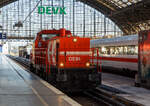 Die RheinCargo DE 84 (98 80 0272 022-1 D-RHC), ex HGK DE 84, eine MaK DE 1002, am 14.05.2022 im Hauptbahnhof K�ln.