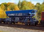48 m� Sch�ttgutwagen (f�r Schotter) Facnps (37 80 6949 001-9) der VTG AG am 18.10.2012 im Bahnhof Herdorf (auf Gleis 4).