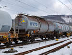 Vierachsiger 62m³ Drehgestell-Kesselwagen 37 80 7844 778-4  D-VTG, der Gattung Zacns, der VTG AG (Hamburg), im Zugverband am 24.03.2021 bei der Zugdurchfahrt in Niederschelden (Sieg).