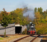 Auch diesmal pendelt sie als Werbetr�ger f�r die Firma H.F. Wiebe auf der weltweit gr��ten Messe f�r Eisenbahninfrastruktur und –fahrzeuge, der Innotrans 2018 in Berlin....
Die B-Kuppler HANOMAG Dampflok Nr. 2  EMMA , ex Nr. 2 der Aktien-Zuckerfabrik Rethen a. d. Leine, heute Eigentum von Hermann Wiebe (Firmeninhaber H.F. Wiebe), f�hrt f�r F�hrerstandsmitfahrten am 18.09.2018 auf der InnoTrans 2018 in Berlin.

Die Lok (wahrscheinlich Typ „Ploxemam“) wurde 1925 von der Hannoversche Maschinenbau-Actiengesellschaft, vorm. Georg Egestorff, besser bekannt unter dem Namen HANOMAG, unter der Fabriknummer 9445 f�r die Aktien-Zuckerfabrik Rethen a. d. Leine (bei Hannover ) gebaut und dort zum Verschub von G�terwagen w�hrend der Zuckerr�benernte verwendet. Sie war ein Teil einer gr��eren Serie baugleicher Schwestern (�ber 100). Die nachweisbare Unterhaltung der Lok war laut Betriebsbuch bis 1969. Anfang der 1970er Jahre erwarb sie ein Privatmann und stellte sie auf einem kurzen Gleisst�ck im heimischen Garten in Schleswig-Holstein auf, sp�ter gesch�tzt durch eine gew�chshausartige Halle. Im Jahr 2008 stand die Lok wieder zum Verkauf und der Gleisbauunternehmer Hermann Wiebe erwarb sie mit dem Ziel der betriebsf�higen Aufarbeitung.  Emma  bekam erst Anfang 2018 eine Aufarbeitung bei der MaloWa.

Sie wurde in den letzten Jahren bei den alle zwei Jahre stattfindenden Messeveranstaltungen  Innotrans  in Berlin, als Werbetr�ger f�r die Firma Wiebe eingesetzt.

Technische Daten: 
Spurweite: 1.435 mm 
Bauart: Bn2t 
L�nge �ber Puffer: 8.231 mm 
Treibraddurchmesser: 1000 mm
Dienstgewicht (bei halben Vorr�ten): 32.000 kg 
Leistung: ca. 200 PS 
H�chstgeschwindigkeit: 45 km/h
Zylinderdurchmesser: 350 mm
Kolbenhub: 540 mm
Kessel�berdruck: 12 bar
Wasservorrat: 3,5 m�
Kohlevorrat: 0,6 t