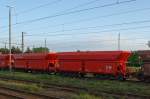 Offene Sch�ttgutwagen (Erzwagen) mit schlagartiger Schwerkraftentladung, hydraulischem Klappenverschlusssystem und 6 Rads�tzen (Falrrs 152), am 21.08.2011 in Toisdorf, aus einen Zug aufgenommen.