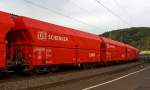 Offene Sch�ttgutwagen der Gattung Falns 121 (links 81 80 D-DB 6646 452-5), mit schlagartiger Schwerkraftentladung, hydraulischem Klappenverschlusssystem und 4 Rads�tzen der DB Schenker Rail, hier im