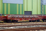 Drehgestellflachwagen mit vier Rads�tzen, mit Rungen und Stirnwandklappen, 31 80 3963 389-2 D-TSSC, Gattung Rmms 662, der  tschechischen TSS Cargo a.s., beladen mit Rundstahl abgestellt in