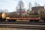 Vierachsiger Drehgestell-Flachwagen mit Drehrungen und Stirnwandklappen, 31 80 3962 497-4 D-DBSR, Gattung Rmms 664, der DB Cargo Romania SRL (ex DB Schenker Rail Romania), am 09.02.2023 leer