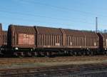 Drehgestellflachwagen f�r Coiltransporte mit sechs Rads�tzen, verschiebbaren Teleskophauben und Lademulden (Sahimms-u 900), der DB Schenker Rail, am 11.02.2012 abgestellt in Kreuztal.