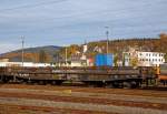 Drehgestellflachwagen mit sechs Rads�tzen, mit Lademulden f�r Coiltransporte (Blechrollen) der Gattung Sahmms-t 710, Nummer 31 80 4871 620-9 RIV D-DB der DB Schenker Rail Deutschland AG, abgestellt am