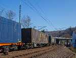 Vierachsiger Drehgestell-Containertragwagen, 37 80 4565 553-7 D-MFDR, der Gattung Sgnss M10 (60´) der MFD Rail GmbH (Schweiz)
am 23.03.2022 im Zugverband bei der Zugdurchfahrt in Betzdorf (Sieg).

TECHNISCHE DATEN:
Spurweite: 1.435 mm
Länge über Puffer: 19.640 mm
Drehzapfenabstand: 14.200 mm
Achsabstand in den Drehgestellen: 1.800 mm
Drehgestelle: 3 x Y25 Ls-K
Laufraddurchmesser: 920 mm (neu)
Ladelänge: 18.400 mm (Container bis 60 Fuss oder 40` u.20`)
Höhe der Ladeebene über S.O.: 1.160 mm
Eigengewicht: ca. 20.000 kg
Max. Zuladung bei Lastgrenze S: 70,0 t (ab Streckenklasse D)
Max. Zuladung bei Lastgrenze SS: 60,0 t (ab Streckenklasse C)
Max. Geschwindigkeit: 100 km/h (Lastgrenze SS und leer 120 km/h)
Kleinster befahrbarer Gleisbogen: R 75 m (Einzelwagen) / R 150 m (Zugverband)
Bremse: KE-GP-A (K) (Max. 72 t) 
Bremssohle: C 810
Feststellbremse: Ja
Intern. Verwendungsfähigkeit: TEN-GE

Gattungs-Kennbuchstaben bedeuten:
S - Drehgestell-Flachwagen in Sonderbauart
g -  Für Container mit einer Gesamtlänge von höchstens 60 Fuss
n -  Maximale Tragfähigkeit über 60 t
s - Höchstgeschwindigkeit 100 km/h
ss - Höchstgeschwindigkeit 120 km/h