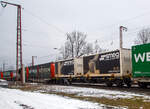 Vierachsiger Drehgestell-Containertragwagen der Gattung Sgns, 37 80 4564 528-0 D-MFDR, der MFD Rail GmbH (Rotkreuz/CH) am 27.01.2023 im Zugverband bei der Durchfahrt in Rudersdorf (Kr. Siegen), hier beladen mit zwei 20 ft Containern.

TECHNISCHE DATEN:
Spurweite: 1.435 mm
Länge über Puffer: 19.640 mm
Drehzapfenabstand: 14.200 mm
Achsabstand in den Drehgestellen: 1.800 mm
Laufraddurchmesser: 920 mm (neu)
Ladelänge: 18.400 mm
Höhe der Ladeebene über S.O.: 1.160mm
Eigengewicht: ca. 20.000 kg
Max. Zuladung : 70,0 t (ab Streckenklasse D)
Max. Geschwindigkeit: 100 km/h (beladen) / 120 km/h (leer)
Verwendungsfähigkeit: TEN-GE