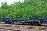 Drehgestellflachwagen mit vier Rads�tzen der Gattung Sgmmns2 (37 80 4505 200-8 D-ERR) der Vermietungsfirma ERR European Rail Rent GmbH (Duisburg) am 03.06.2014 im Zugverbund im Bahnhof Herdorf.