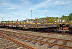 Drehgestellflachwagen mit sechs Rads�tzen und Lademulden f�r Coiltransporte, der Gattung Samms 710, (31 80 4863 307-3 D-DB) am 12.08.2018 abgestellt in Kreuztal.