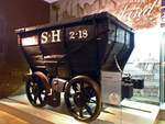 Das älteste Fahrzeug im DB Museum in Nürnberg, hier am 01 November 2008.

Der Kohlenwagen wurde im Jahr 1829 für das englische Bergwerk South Hetton Colliery in der Nähe von Newcastle upon Tyne gebaut. Er ist ein Symbol für die Entstehung der Eisenbahn in Großbritannien. Dort verwendete man schon viel früher als in Deutschland Dampfmaschinen. Diese kamen vor allem in Textilfabriken zum Einsatz. Für die Dampfmaschinen benötigte man große Mengen an Kohle. Daher suchten britische Ingenieure schon im 18. Jahrhundert nach Mitteln, um den Kohletransport zu erleichtern. Als Fahrweg wurden zunächst Gleise aus Holzbalken verwendet, die seit 1750 durch eiserne Schienen ersetzt wurden. Dies verringerte die Reibung. So konnten die Kohlwagen mit weniger Energieeinsatz gezogen werden.

Der ausgestellte Kohlenwagen beförderte bis zu 2,5 Tonnen Kohle. Derartige Bergwerksbahnen waren der erste Schritt zur Entstehung der Eisenbahn. Darauf folgte die Entwicklung der Dampflokomotiven.
