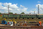 In Hanau am 27.08.2014 aus einem Zug heraus:  Links der zweiachsige ehemaliger Bahnpostwagen der Deutschen Post (DP) der DDR, 75 80 9229 054-6 D-MH, ex 50 50 09-10 076-7, ex DEW 1264 Post aa-c, ex