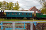 Ein zweiachsiger Personenwagen (Donnerbüchse, ehemaliger zweiachsigen Einheits-Personenwagen der Deutschen Reichsbahn), ex MAS - Museumseisenbahn Ammerland-Saterland e.V., am 01.05.2022 auf dem