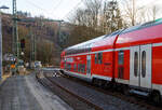 Steuerwagen voraus verl�sst der RE 9 rsx - Rhein-Sieg-Express (Siegen – K�ln – Aachen) am 17.01.2023 den Bahnhof Kirchen (Sieg).