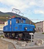 . Die wundersch�ne Tallok N� 2 der Bayerischen Zugspitzbahn steht heute leider nur noch als Denkmal in Garmisch-Partenkirchen. 05.10.2015 (Jeanny)

Die Bayerische Zugspitzbahn ist neben der Wendelsteinbahn, der Drachenfelsbahn und der Zahnradbahn Stuttgart eine von vier noch betriebenen Zahnradbahnen in Deutschland. Die meterspurige Strecke f�hrt vom Garmisch-Partenkirchener Ortsteil Garmisch auf die Zugspitze, den h�chsten Berg Deutschlands. Sie wird von der Bayerischen Zugspitzbahn Bergbahn AG (BZB) betrieben, einer Tochtergesellschaft der Gemeindewerke Garmisch-Partenkirchen. 2007 wurde die Zugspitzbahn f�r die Auszeichnung als  Historisches Wahrzeichen der Ingenieurbaukunst in Deutschland  nominiert.

Zur Betriebser�ffnung 1930 wurden von der AEG zw�lf Lokomotiven geliefert. Darunter vier Tallokomotiven f�r den Adh�sionsabschnitt mit den Fabriknummern 4268 bis 4271 sowie acht Berglokomotiven f�r den Zahnstangenabschnitt mit den Fabriknummern 4260 bis 4267.

Die Talloks bekamen bei der Zugspitzbahn die Betriebsnummern 1 bis 4, die Bergloks 11 bis 18. Die zweiachsigen Tallokomotiven mit der Achsfolge Bo und ihrer Leistung von 2 � 112 kW erreichen maximal 50 km/h. Sie sind 6,9 Meter lang und 27,5 Tonnen schwer.

Mit den lokbespannten Z�gen konnten die Fahrg�ste die gesamte Strecke ohne Umstieg zur�cklegen. Eine Tallok brachte bis zu sechs Personenwagen nach Grainau, dort �bernahmen die Bergloks die Bef�rderung. Unterhalb Eibsee durfte eine Berglok drei, oberhalb Eibsee zwei Personenwagen mitf�hren.

Die technischen Daten der Tallok N� 2:

Baujahr: 1929
Hersteller: AEG Berlin
Achsfolge: Bo
Spurweite: 1000 mm
Antrieb: 2 Tatzlagermotoren � 112 KW = 300 PS Adh�sion
Zugelassene Geschwindigkeit: 50 km/h
Gewicht: 27,5 t
L�nge �ber Kupplung: 6,9 m
Radstand: 3,2 m

