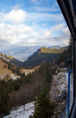 
Auf der Talfahrt mit Wendelstein-Zahnradbahn am 28.12.2016 zur Talstation Brannenburg, Blick aus einem Beh 4/8 Doppeltriebwagen ins Inntal.
