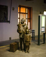 Bronzestatue einer tschechischen Familie am Bahnsteig 1 vom Prager Hauptbahnhof (Praha hlavni nadrazi) am 24.11.2022.