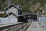 Bahnhofsgebäude mit Eingangshalle von Bourg St. Maurice vom Gleisbereich aus aufgenommen. 19.09.2022