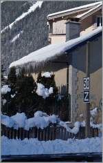 Besucher dieser herrlichen Seite kennen nun sicher die Bahn zum  Mer de Glace  (Gletschermeer), doch nicht nur Eis in  der Masse, sondern auch  stechende Nadeln  wie hier bei der Ausfahrt des Bahnhofs