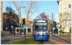 . Freundlich gr��t der Fahrer der SNCF Tram-Train Siemens Avanto N� 19 die Fotografen beim Einbiegen von der Avenue du Mar�chal Foch in die Rue du 17 Novembre unweit des Hauptbahnhofs von Mulhouse. 10.12.2013 (Jeanny)

F�r die Tram-Train-Verbindung ins Thurtal bestellte die franz�sische Staatsbahn SNCF beim Hersteller Siemens Transportation Systems zw�lf Zweisystemstadtbahnen vom Typ Avanto. Die SNCF setzt diesen Fahrzeugtyp seit 2006 auf der Linie 4 der Pariser Stra�enbahn ein. Die Triebwagen wurden ab 2009 ausgeliefert und sind im Betriebshof der Stra�enbahn am Ausstellungsgel�nde untergebracht. Sie bieten bei einer L�nge von 36,4 m und einer Breite von 2,65 m 85 Sitz- und 146 Stehpl�tze. Die H�chstgeschwindigkeit betr�gt 100 km/h. Die blau-sibergraue Farbgebung der Triebwagen entspricht dem Farbschema der TER; dabei wurden die geometrischen Motive der Citadis-Z�ge �bernommen. F�r den regul�ren Betrieb der Strecke ins Thurtal werden vier der zw�lf Triebwagen ben�tigt.