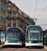 . Strasbourg - Die Haltestelle Gallia in der Avenue de la Marseillaise eignet sich prima zum direkten Vergleich der beiden in Stra�burg verkehrenden Tramtypen: Links eine Bombardier Eurotram und rechts eine Alstom Citadis 403. (Jeanny)