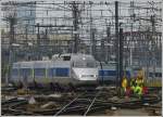 Unter einem regelrechten Drahtverhau und den aufmerksamen Blicken eines Bautrupps windet sich der TGV R�seau 4520 �ber die Weichen bei der Einfahrt in den Bahnhof Bruxelles Midi.