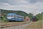30 ANS CONI'FER /30 Jahre Coni'Fer - So viel Verkehr gab es wohl hier seit gut 110 Jahren nicht mehr! Der X 2816 der Association l'autorail X2800 du Haut-Doubs wartet im mir bis anhin unbekannten Kreuzungsbahnhof der Coni'Fer von Le Touillon auf den von der 52 8163-9 geführten Gegenzug. Die Kreuzung der beiden doch so verschiedenen Züge war für mich der fotografische Höhepunkt des Jubiläums, und wie man sieht zückte aus das Fahrpersonal des X 2800 die Kameras. 

15. Juli 2023