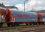 Vierachsiger Drehgestell-Flachwagen mit verschiebbarem Planenverdeck und Lademulden f�r Coiltransporte, 33 874669 366-6 F-ERSA der Gattung Shimmns, des Wagonvermieters Ermewa Holding SA, am 14.04.2022