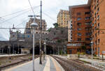 Blick vom Bahnhof Genova Piazza Principe auf die Zahnradbahn die Ferrovia Principe Granarolo am 23 Juli 2022.

Hier fährt der Triebwagen 1 (heute der einzige) der Ferrovia Principe Granarolo  von Talstation Principe (links im Bild) wieder hinauf.  